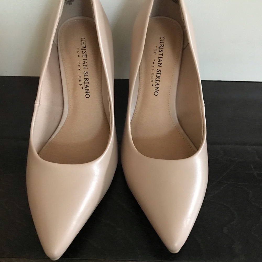Beige pointy pumps